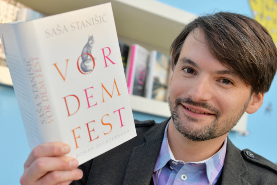 Saša Stanišić mit seinem Bestseller "Vor dem Fest", über das er jetzt eine Abi-Prüfung schrieb.