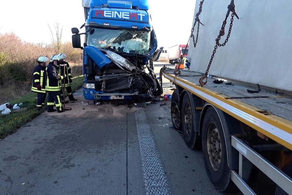 Der Lkw-Fahrer wurde bei dem Unfall in seinem Fahrerhaus eingeklemmt.
