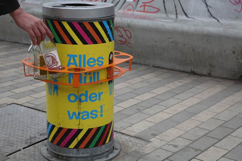 Dresden hat bereits Pfandringe an Müllkörben wie hier an der Alaunstraße in der Neustadt. Chemnitz startet einen Zwei-Jahres-Versuch.