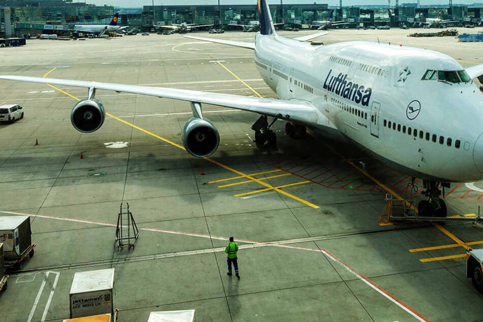 Am Frankfurter Flughafen verstarb ein Mann im Bereich der Frachtlogistik, nachdem er von einem Lastwagen erfasst wurde.