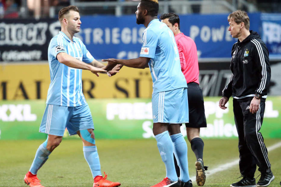 Emmanuel Mbende (r.) kam im Heimspiel gegen Paderborn für den angeschlagenen
Berkay Dabanli.