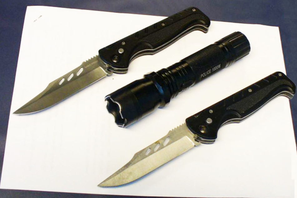 Die sichergestellten Messer und die Eltekroschock-Taschenlampe fallen unter das Waffen-Gesetz.