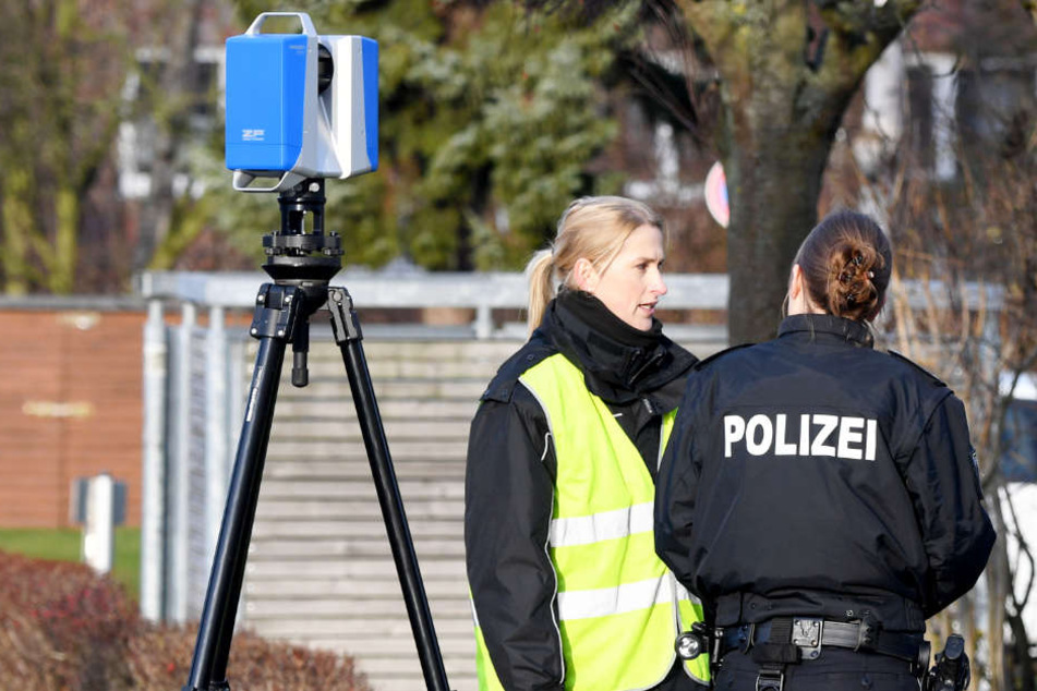 Polizistinnen sichern am Tatort in Schönberg Spuren. Eine Frau wurde beim Silvesterfeuerwerk erschossen.