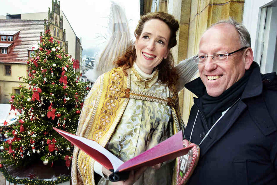 Andrea Wittler und Oberbürgermeister Pit Clausen sorgen für Weihnachtsstimmung.