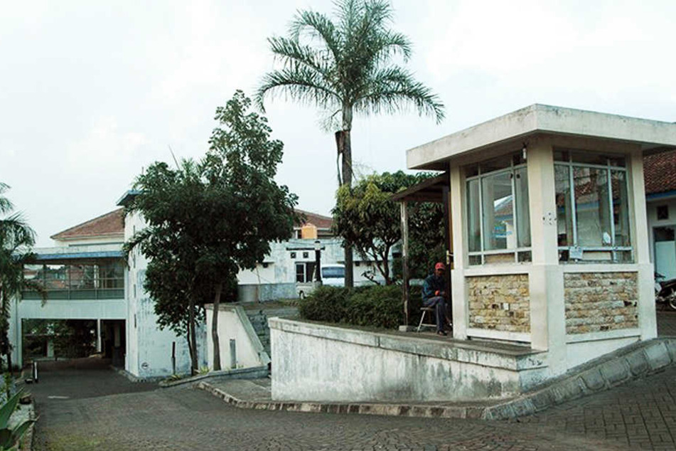 da geht's rein: Das Kinderzentrum im indonesischen Bandung hat natürlich auch Palmen aufzuweisen.
