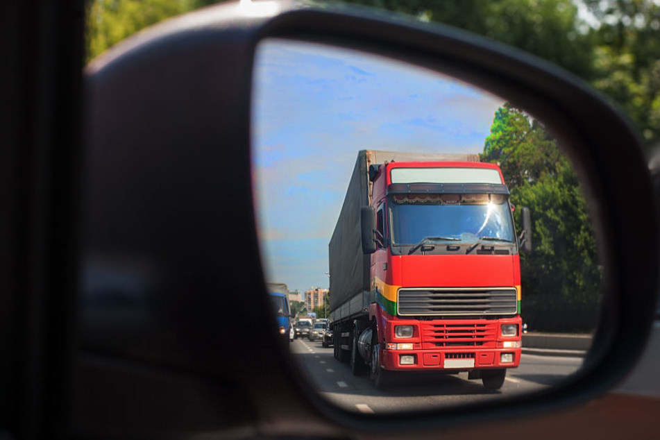 Ein Autofahrer bemerkte den in Schlangenlinien fahrenden LKW (Symbolfoto).