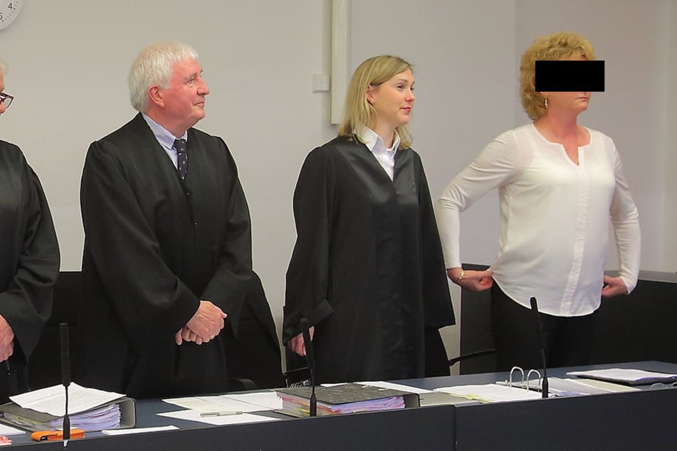 Auf der Anklagebank im Landgericht Dresden: Ex-Geheimdienstlerin Simone H.
(58).