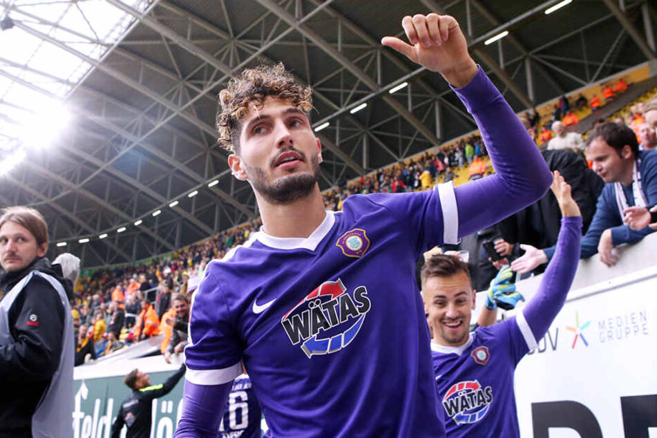 1:0-Torschütze Fabio Kaufmann klatschte mit den Fans ab.