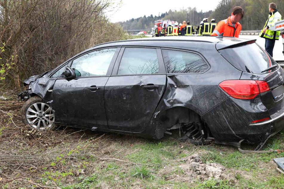 Der Opel war plötzlich von der Autobahn abgekommen.