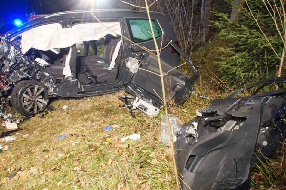Die beiden Insassen des VW Sharan (Bild), sowie der Beifahrer des Audi A6 mussten schwer verletzt in Krankenhäuser nach Pforzheim und Calw gebracht werden.