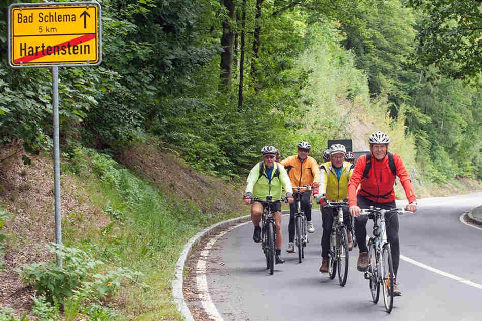 Radfahren im Erzgebirge boomt. Diese Pedalisten an der Hauptstraße sind von Aue nach Hartenstein entlang der Zwickauer Mulde unterwegs. Jeden Donnerstag machen die Radfahrer aus Zwickau ein große Tour.