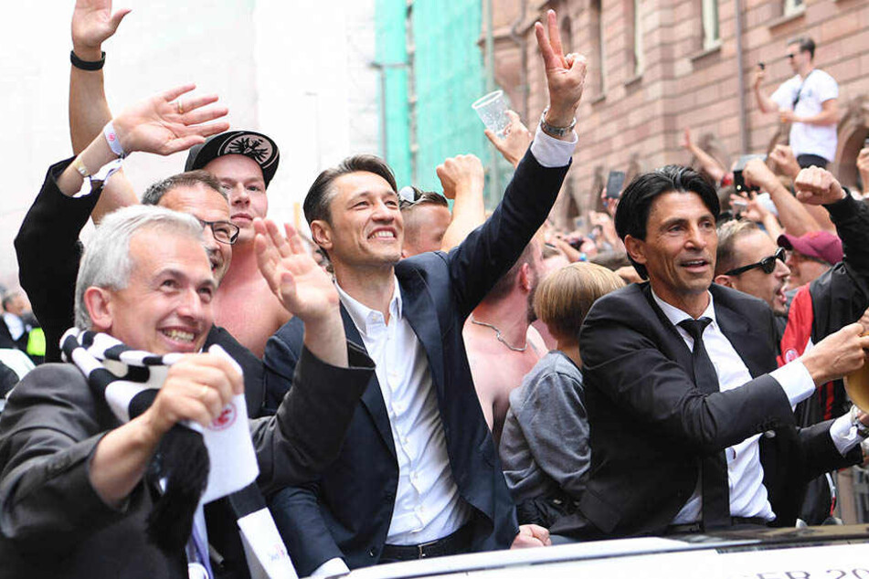Cabrio Corso mit Eintracht-Sportdirektor Bruno Hübner (rechts). Links daneben der Erfolgstrainer Niko Kovac.