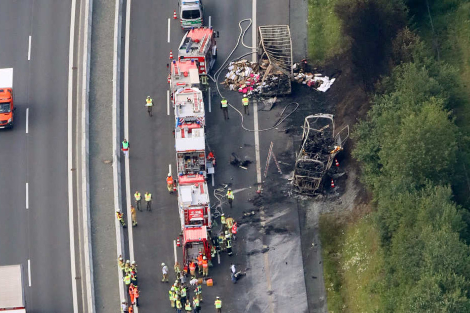 Das Luftbild zeigt die Unfallstelle auf der Autobahn A9 bei Münchberg.