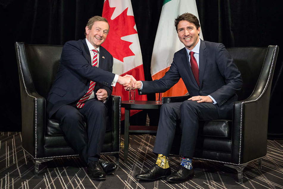 Kanadas Premierminister Justin Trudeau trägt Star-Wars-Socken bei einem Treffen mit seinem Irischen Amtskollegen Enda Kenny.
