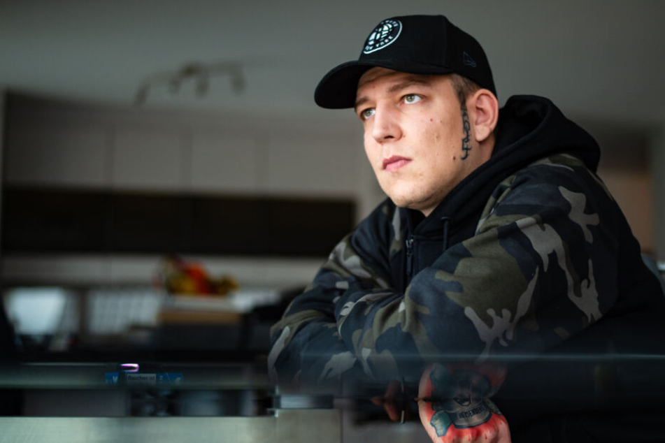 Marcel Eris, YouTuber, spricht bei einem Interview in seiner Wohnung.