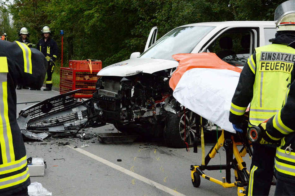 Der VW Bulli-Fahrer (25) geriet plötzlich auf die Gegenfahrbahn.