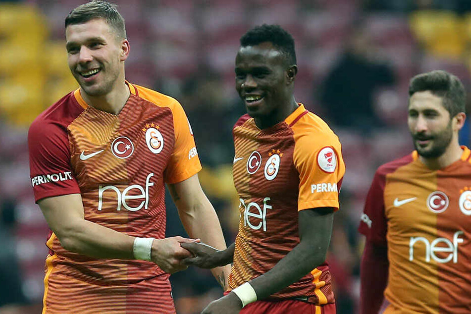 Ex-Teamkollege Lukas Podolski (l., jetzt bei Vissel Kobe in Japan) freut sich über Brumas Wechsel in die Bundesliga.