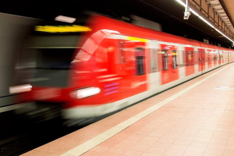 In der Stuttgarter S-Bahn hat sich ein Unbekannter selbst befriedigt. (Symbolbild)