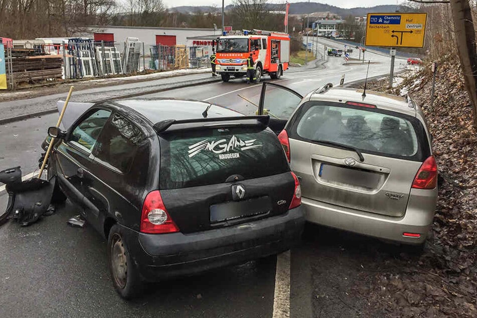 Der Renault war auf der nassen Straße in den Toyota gekracht.
