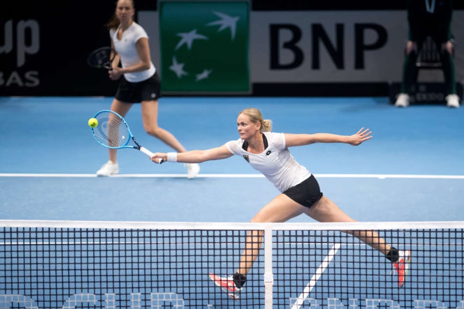Deutschlands Anna-Lena Grönefeld (vorn) spielt mit ihrer Partnerin Mona Barthel im Doppel gegen Weißrusslands Asarenka und Marosawa.