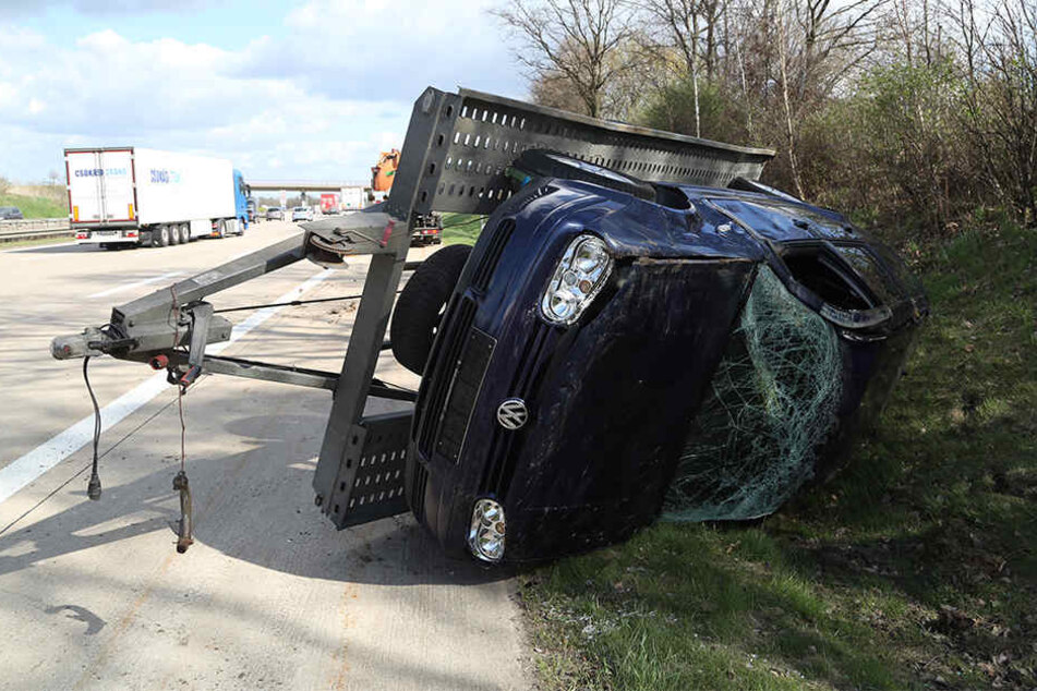 Der Anhänger samt dem geladenen Pkw landete nach dem Unfall auf dem Dach.