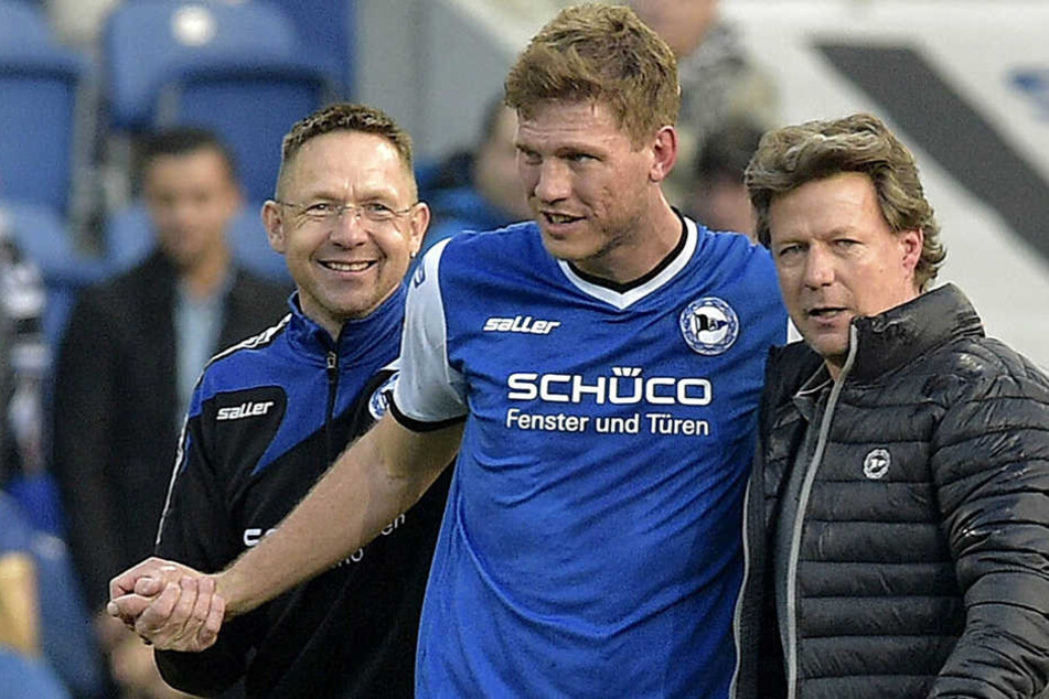 Rainer Schonz (li.) bietet die Original-Trainingskleidung selbst an.