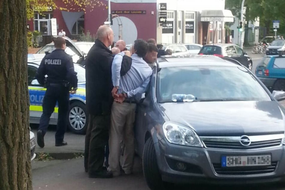 Die Polizei trennte die streitenden Taxifahrer.