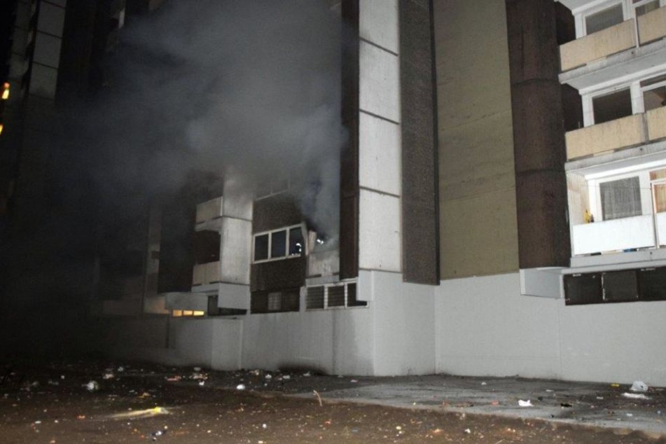 Zunächst war die Feuerwehr zu einem Wohnungsbrand gerufen worden.