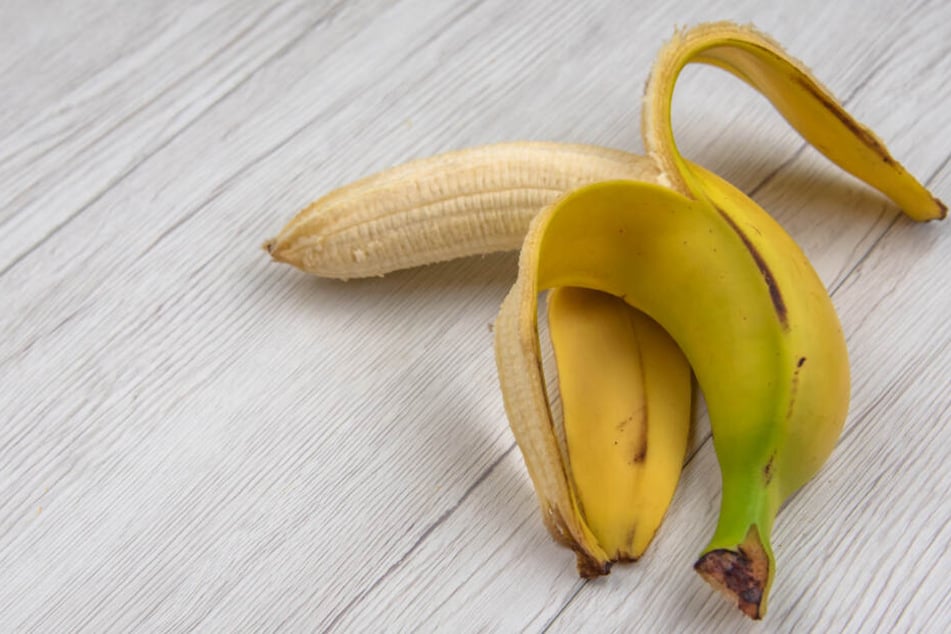 Ein Künstler hat auf einer Kunstausstellung auf eine 120.000 Dollar teure Banane verspeist.
