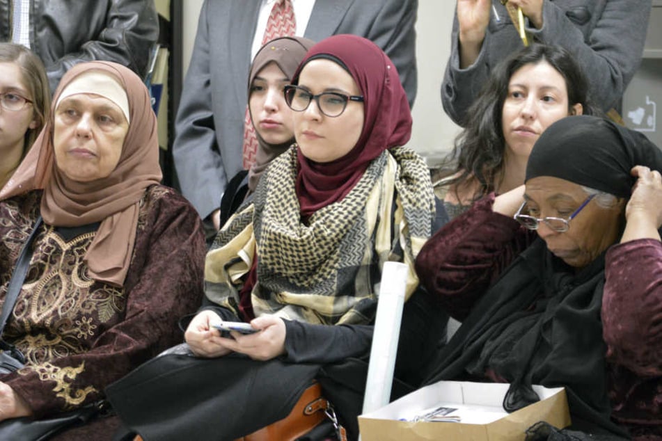 Muslimische Frauen im Islamischen Zentrum in Albuquerque auf einer Pressekonferenz, auf der Aktivisten das Dekret Trumps anprangern.