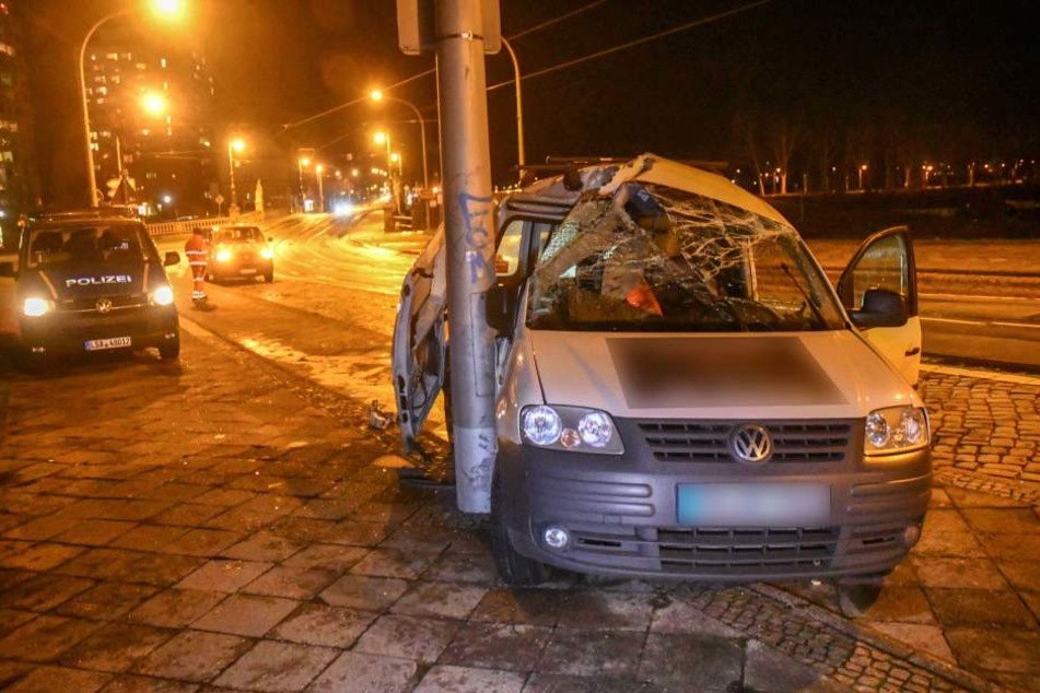 Auf der Strombrücke in Magdeburg kam es am Neujahrstag zu einem schweren Unfall.