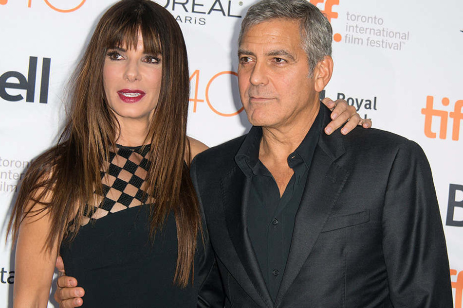 Sandra Bullock spielt Debbie Ocean, der Schwester von Danny Ocean. Den spielte von 2001 bis 2007 George Clooney.