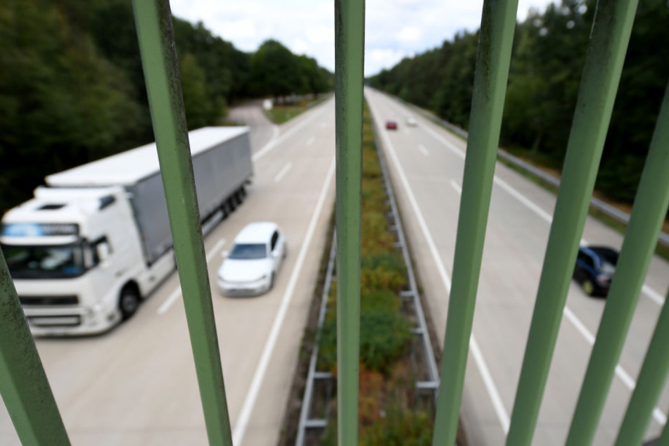 Unbekannte haben Gegenstände auf durchfahrende Autos geworfen. (Symbolbild)