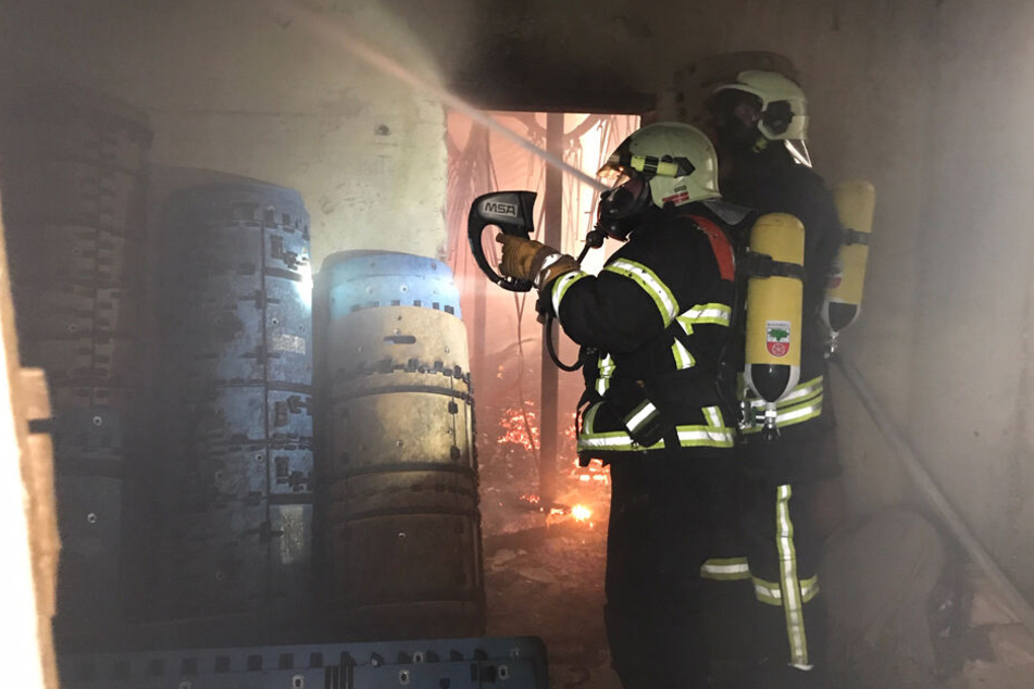 Die Kameraden der Feuerwehr kamen zunächst nur teilweise in das brennende Gebäude.