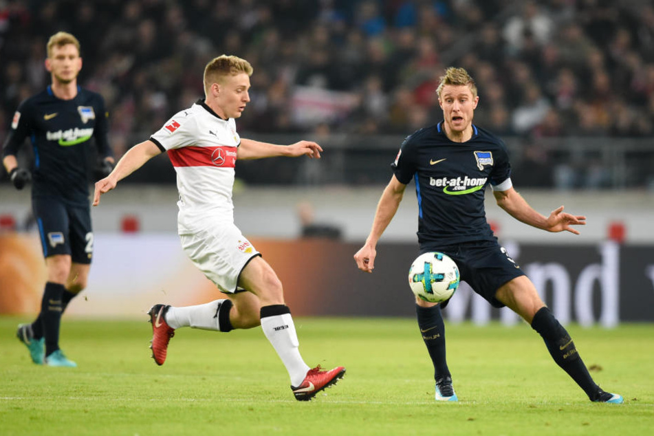 Stuttgarts Santiago Ascacibar und Berlins Per Skjelbred in Aktion.