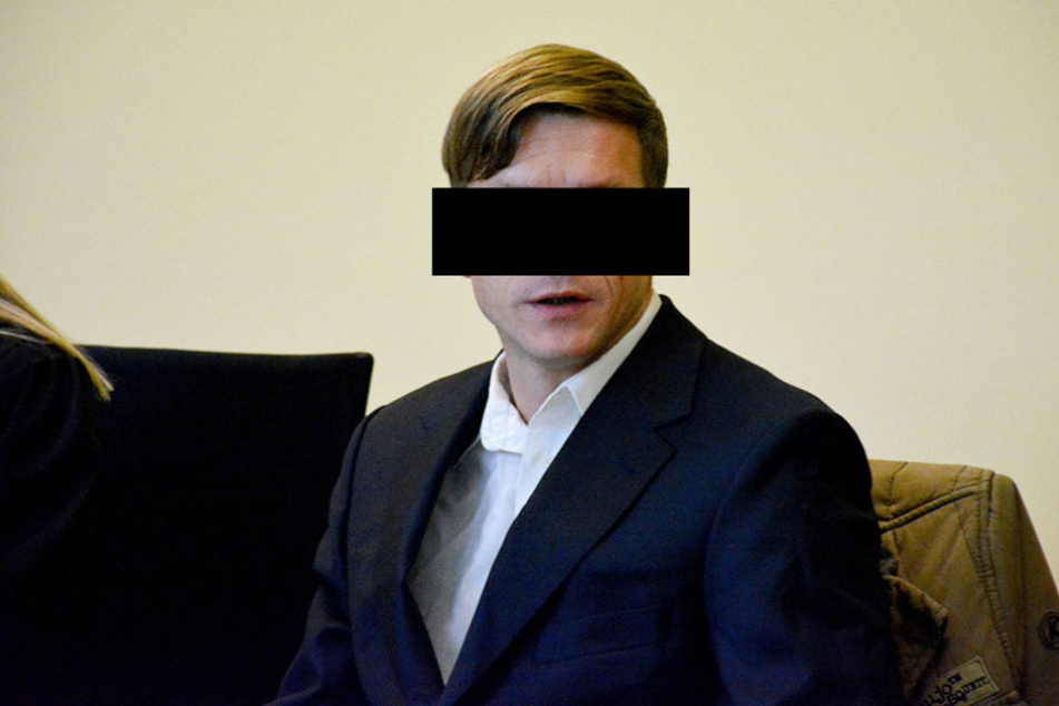 Er vertickte Crystal an eine
Jugendliche: Bewährung für Parkwächter Marcel K. (33).