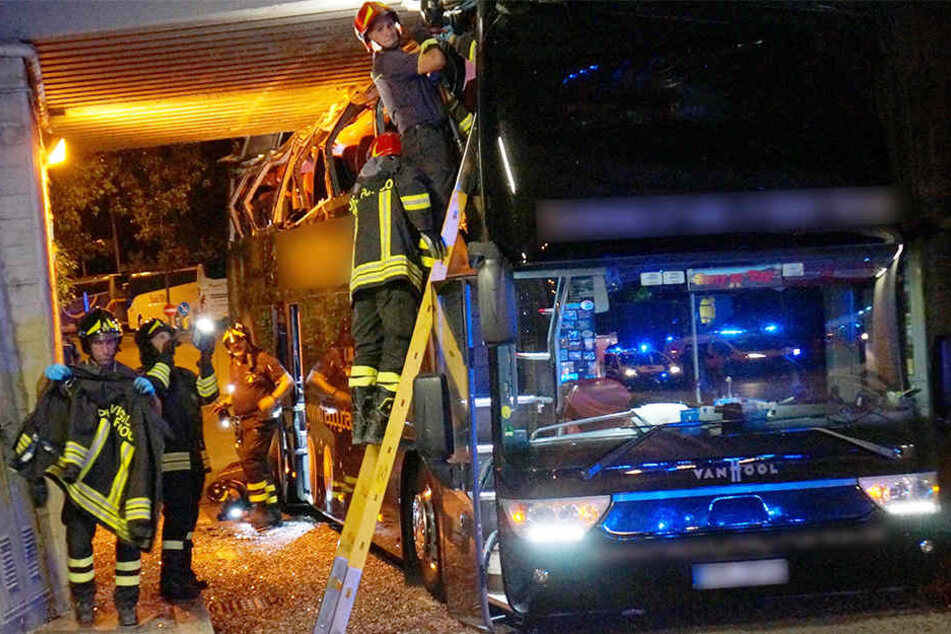 Der Bus war unter einer Unterführung stecken geblieben. Dabei wurde das Dach rasiert.