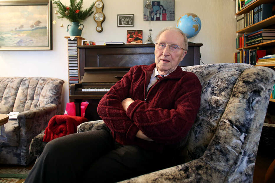 Der Theologe Uwe Holmer in seinem Wohnhaus in Serrahn: Hier nahm er den gestürzten und wohnungslosen DDR-Staatsschef Erich Honecker und dessen Frau Margot in seinem Pfarrhaus in Lobetal (Brandenburg) auf.