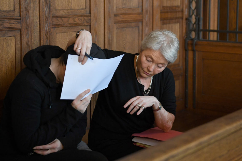 Die Angeklagte Nadine B. (l) hat gestanden, ihren Sohn sexuell missbraucht zu haben.