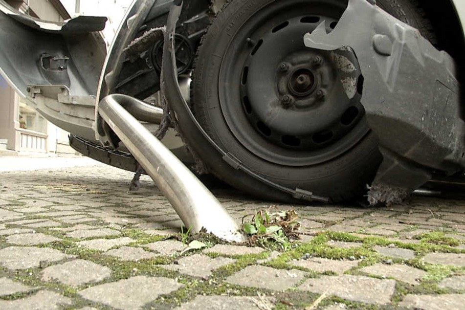 Der Ford Ka wurde vom Fahrradbügel auf dem Gehweg aufgespießt.
