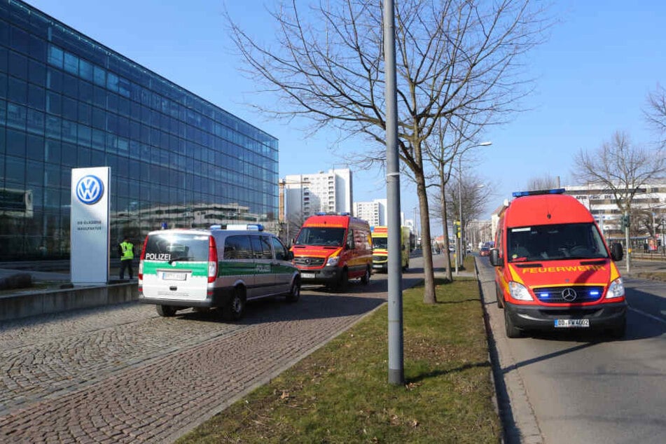 Mehrere Einsatzwagen vor der VW-Manufaktur.