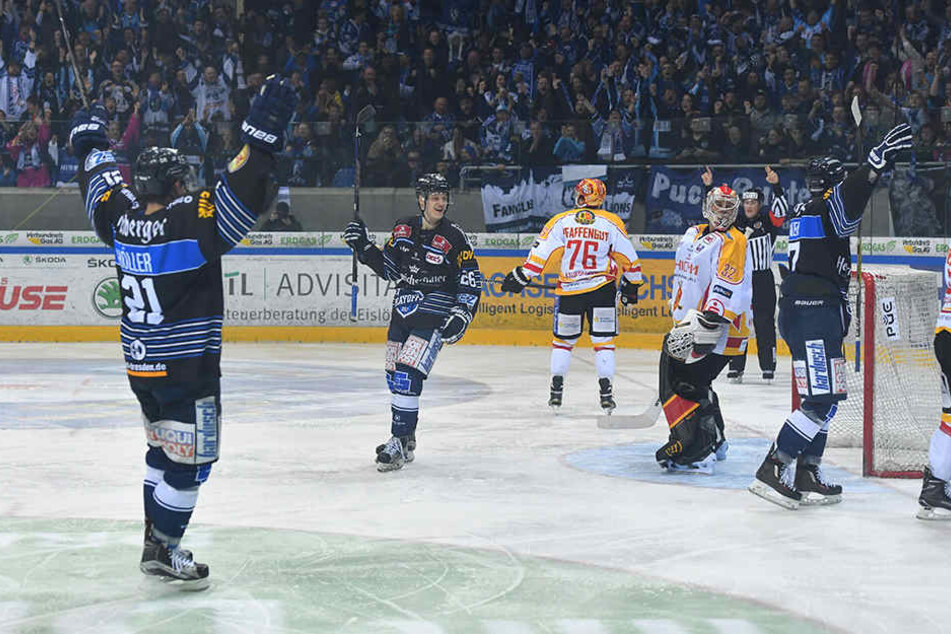 Jubel bei den Dresdner Eisläwen! Das 3:0 gegen den ESV Kaufbeuren war verdient!