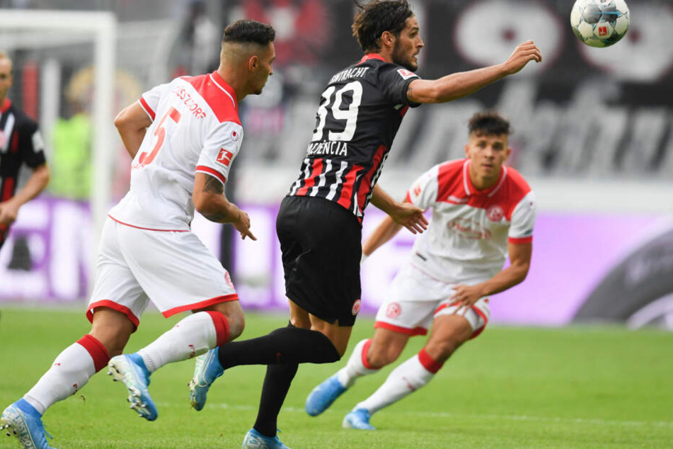 Jagte dem Ball in der Anfangsphase meist vergeblich hinterher: Eintracht-Stürmer Goncalo Paciencia (Mi.).