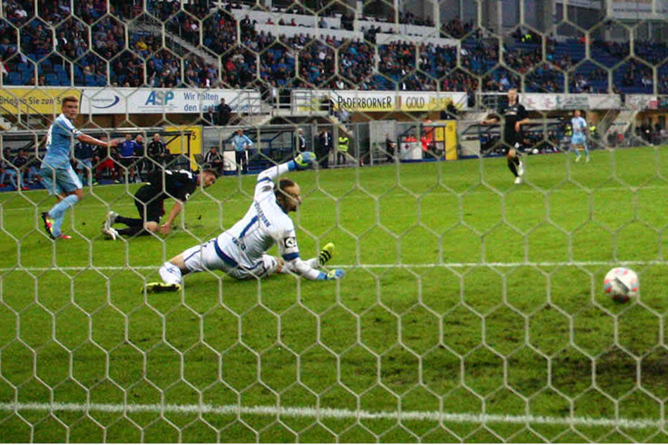 Mit diesem Treffer brachte Florian Hansch (l.) den CFC in der 42. Minute in Führung. Nach der Pause dreht Paderborn das Spiel aber, weil die Himmelblauen in der Abwehr mehrmals schliefen.
