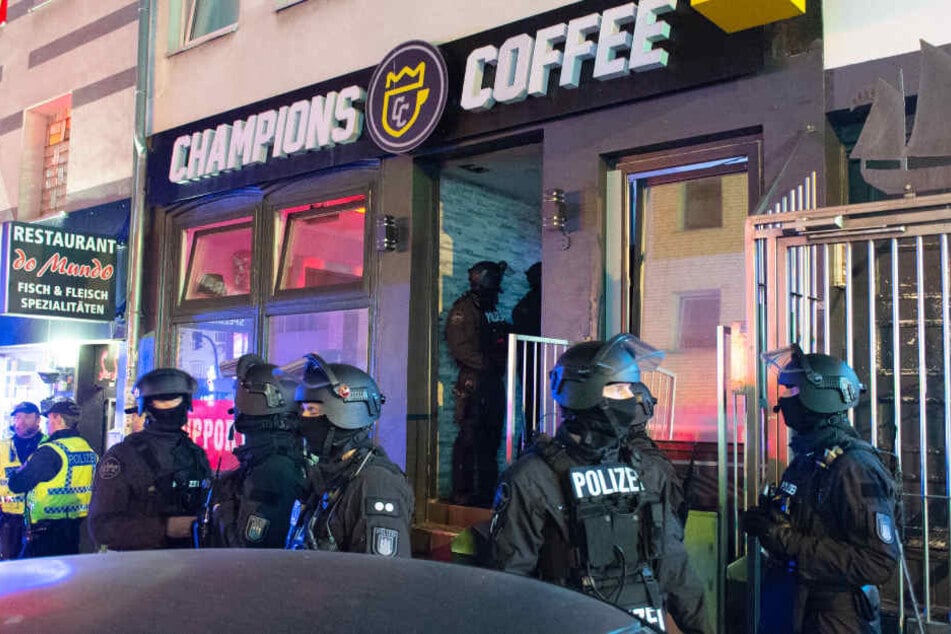 Die Polizei durchsuchte das als Rocker-Treffpunkt bekannte Lokal "Champions Coffee".