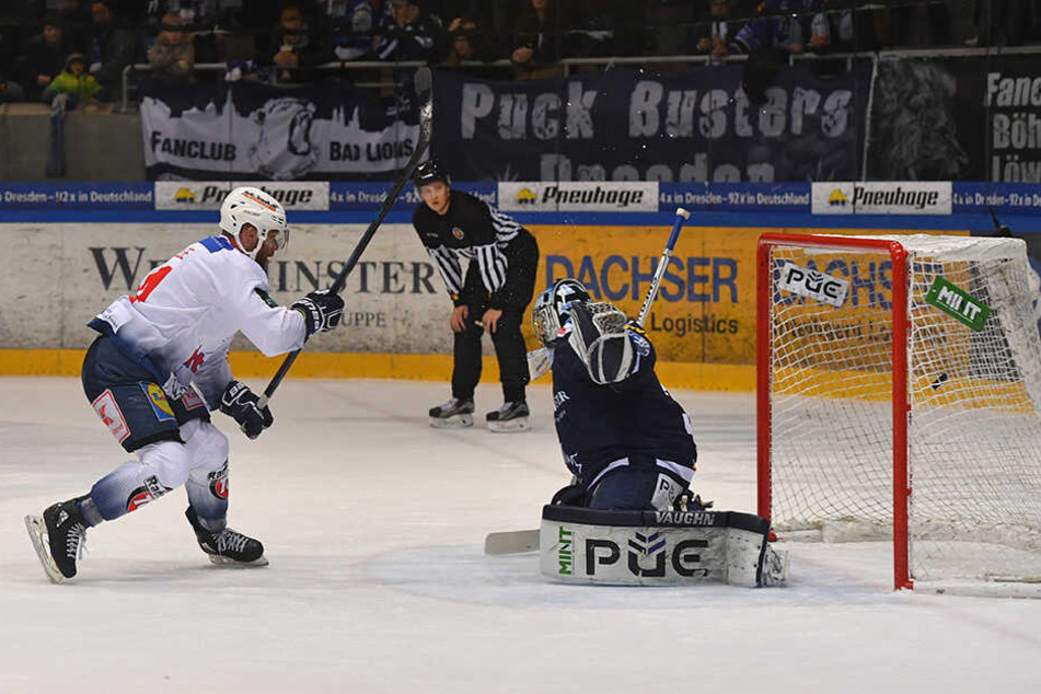 Eislöwen-Goalie Marco Eisenhut wird hier von Heilbronns Kevin Lavallee vernascht. Dies soll ihm am heutigen Freitag nicht passieren.