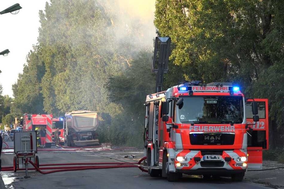 Das Feuer hielt die Feuerwehr in Atem.