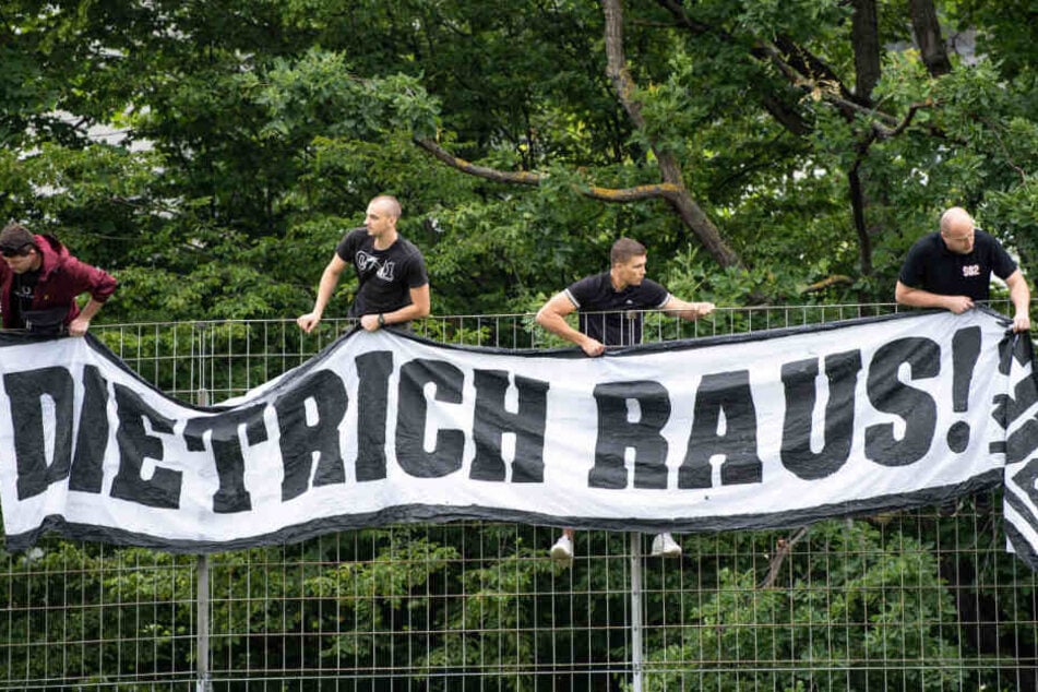 Trainingsauftakt VfB Stuttgart: Stuttgarter Fans hängen im Robert-Schlienz-Stadion ein Transparent mit der Aufschrift "Dietrich raus!" auf.