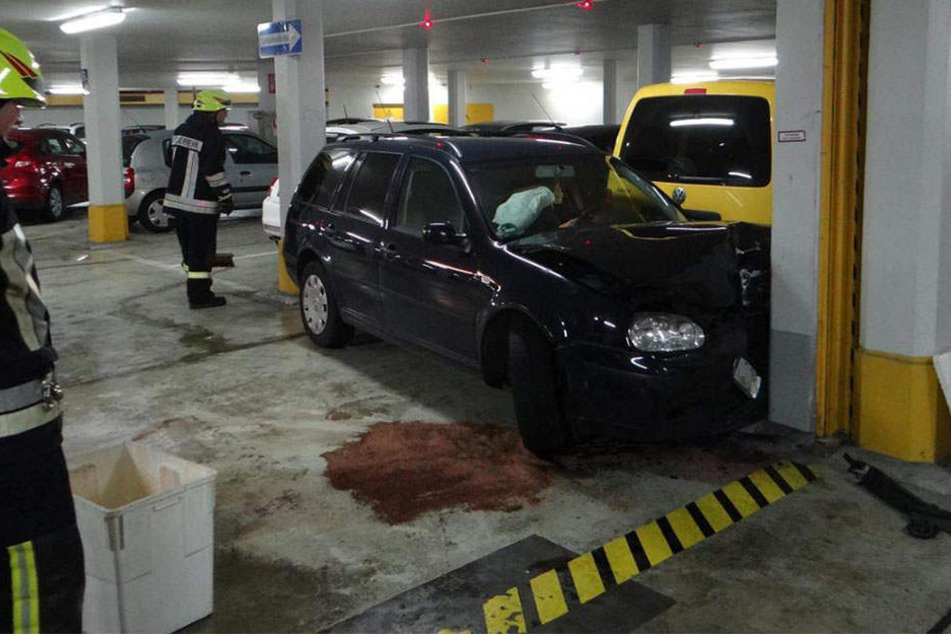 Die Feuerwehr fand den VW, der gegen eine Wand gefahren war, in der Tiefgarage vor. Vom Fahrer fehlte aber jede Spur.