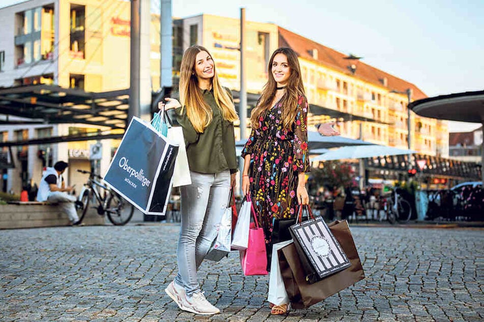 Linda (28, Ex-Miss Sachsen) und Anne-Maria (24, r.) erfinden den Flohmarkt neu
und freuen sich heute auf viele Interessenten.